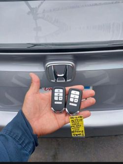 Car Keys And Remotes  / Llaves De Carro Y Controlles