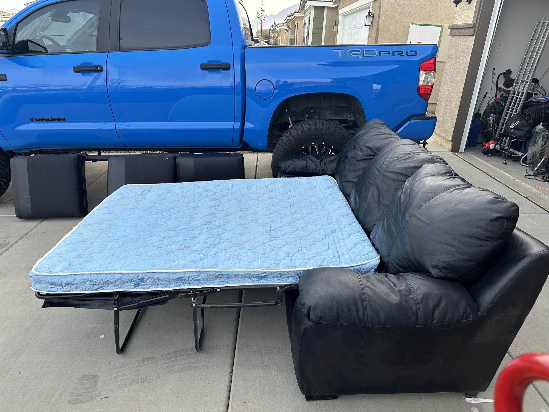 BLACK LEATHER FUTON SOFA