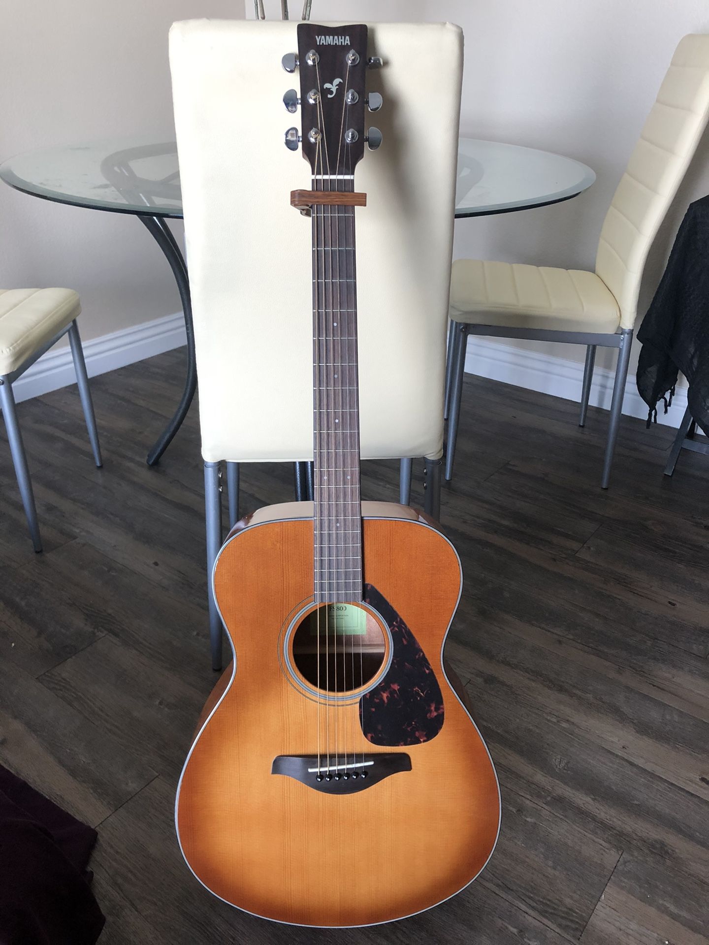 Yamaha FS800 Acoustic Guitar w/ carrying case + capo