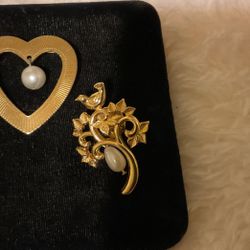 Gold tone Brooches/pin With Pearl