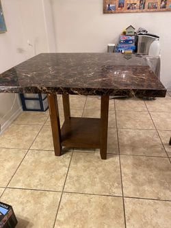 Hightop kitchen table w/ 4 chairs