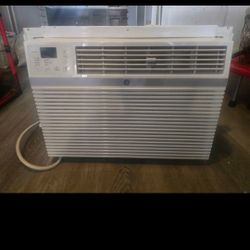 GE 12,000 BTU 115-Volt Smart Window Air Conditioner for 550 sq ft Rooms