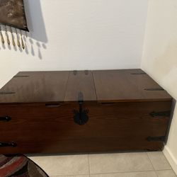Solid Wooden Trunk/coffee Table 