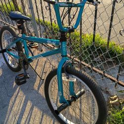 20.5 " MONGOOSE FLING 100 BMX TRICK BIKE