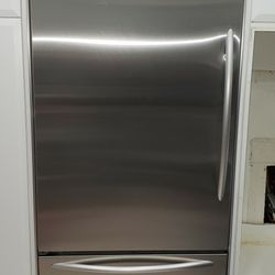 Refrigerator, Cooktop And Microwave