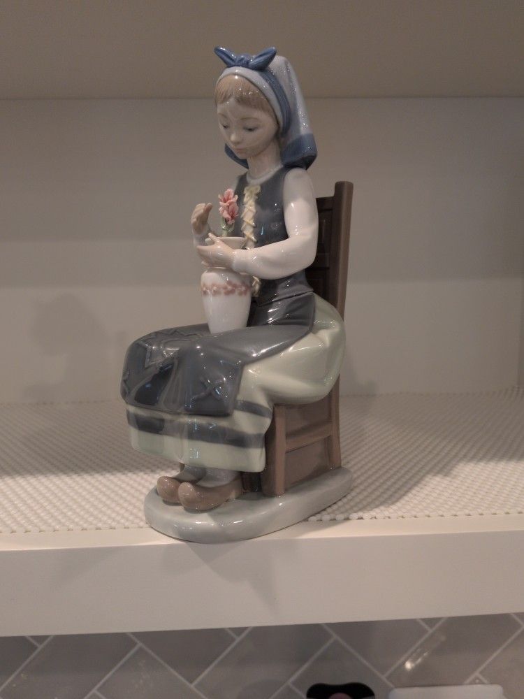 Lladro Girl With Flower Vase