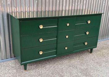 (Free Delivery). Beautiful Refinished Mid-Century Modern LA Period Dresser