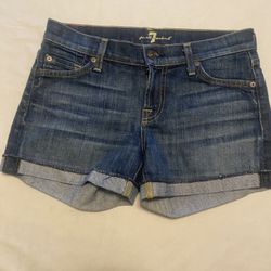 Women’s 7 Shorts Size 25.                           112