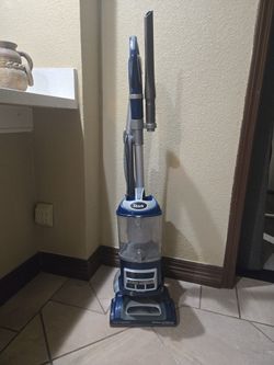Shark Liftaway Deluxe