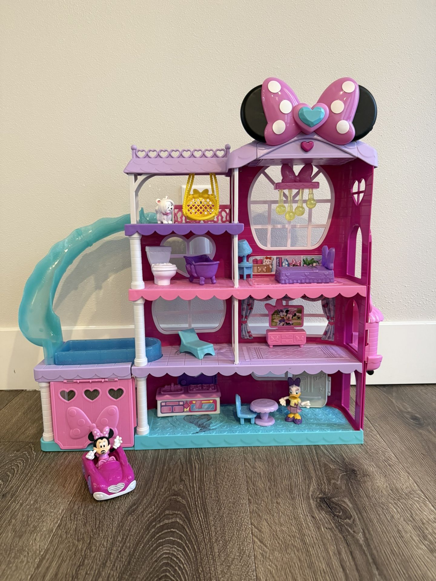 Minnie Daisy Doll House For Sale At $50