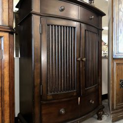 American Signiture Cabinet