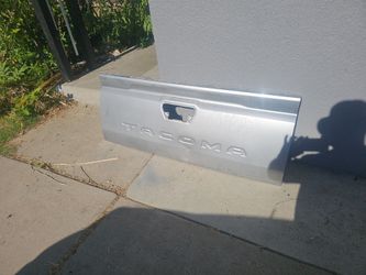 Tail gate toyo tacoma 24,25and 26
