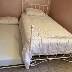 Antique Trundle Bed