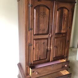 Antique TV Dresser For Sale$40 Dollars 