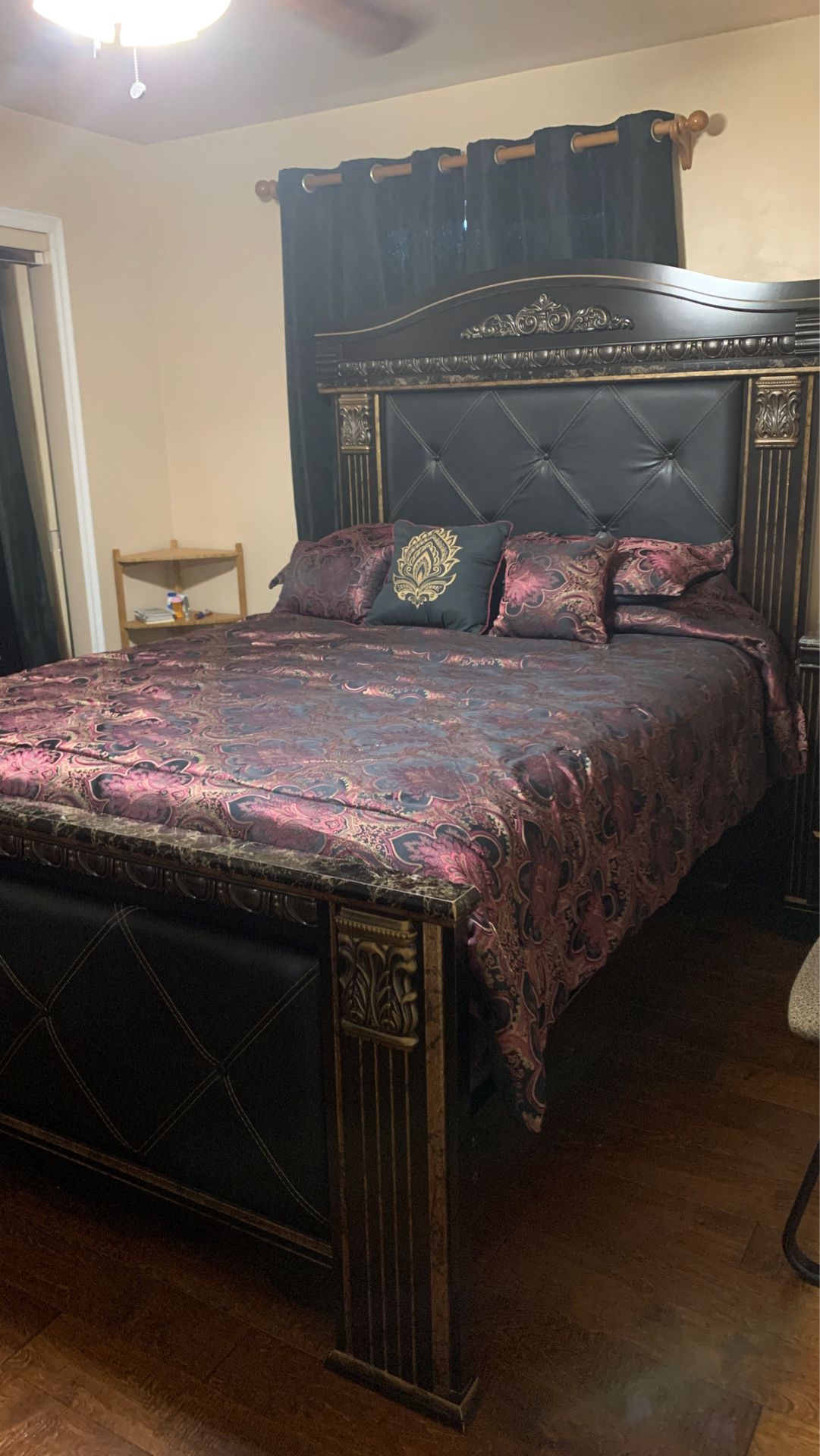 Bedroom furniture set for sale!