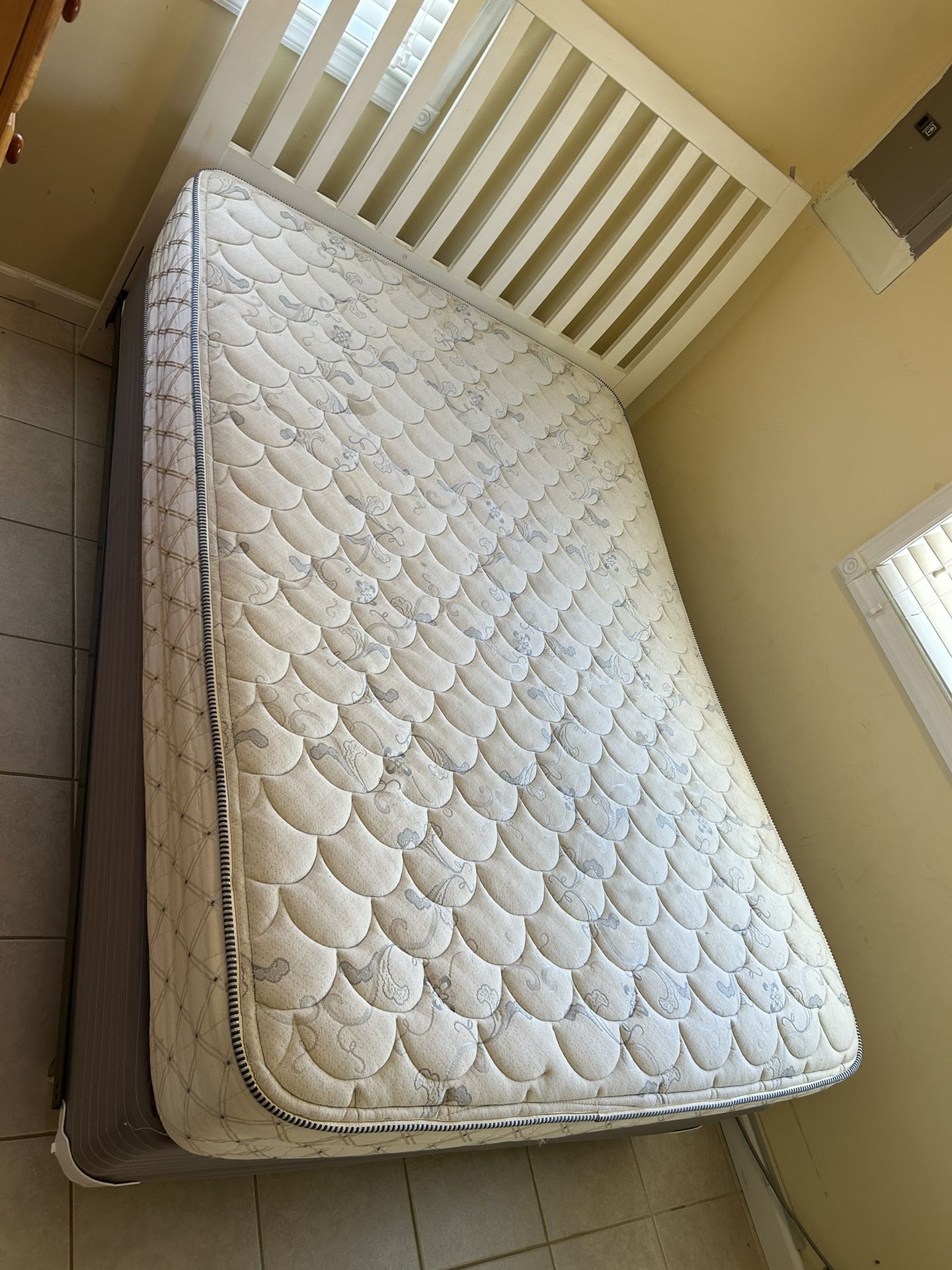 Full Size Bed Mattress & Box Spring