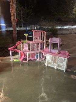 Barbie Dreamhouse /Dollhouse & Kitchenette