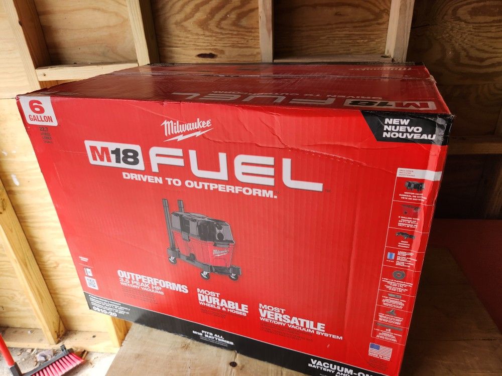 Milwaukee M18 FUEL 6 Gal. Cordless Wet/Dry Shop Vacuum with Filter, Hose, and Accessories