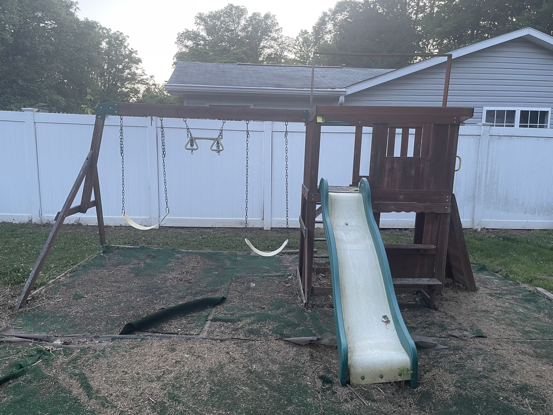 Backyard Discovery Swing Set Play House