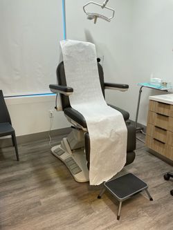 Medical Exam Chair – Upholstered, Power Adjust (Stuck Up) – FREE