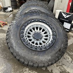 Vendo Rines Nuevos 17x9 De Ancho De 6-139.7 Con Llantas 285/70/R17 Bfgoodrich Por $990