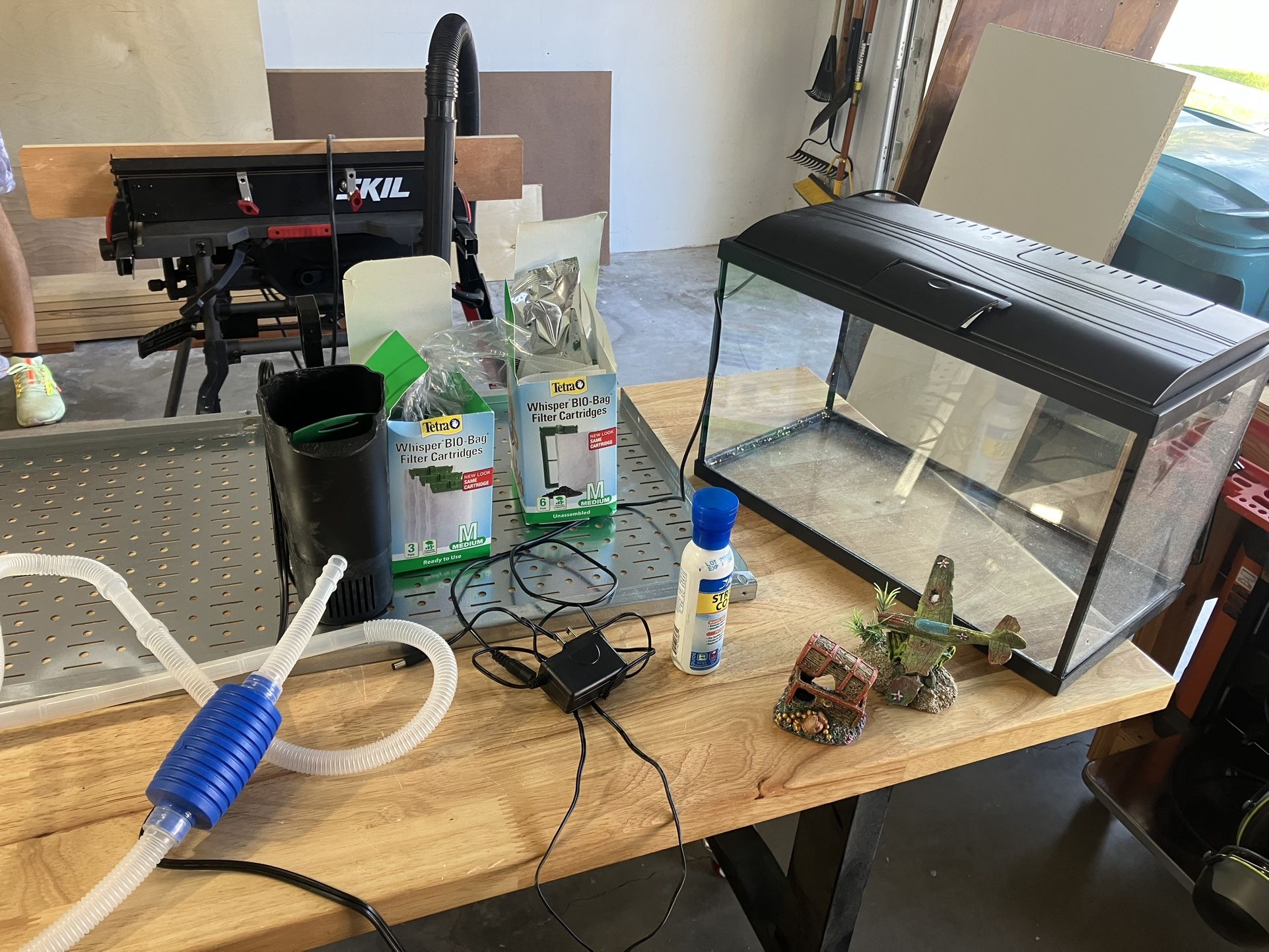 5 Gal Aquarium W/Filters, Decor, & Siphon