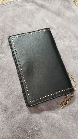 BLACK PURSE WITH GOLD CHAIN