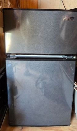 Arctic King mini refrigerator 3.2 cu ft.