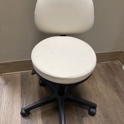 Esthetician’s Chair 🔥