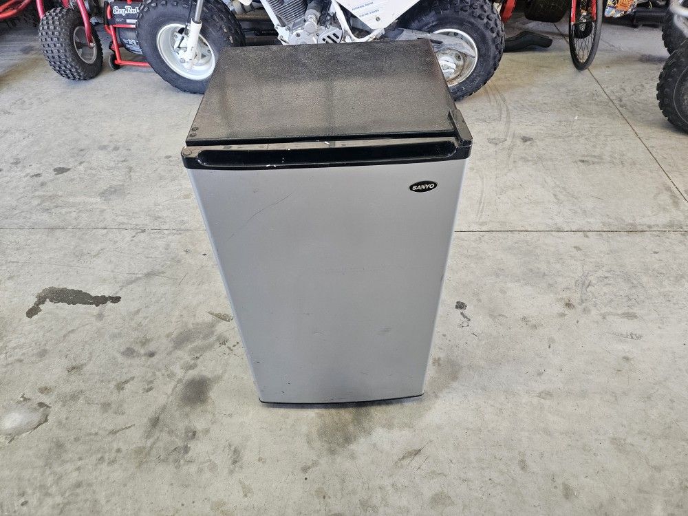 Sanyo Mini Fridge
