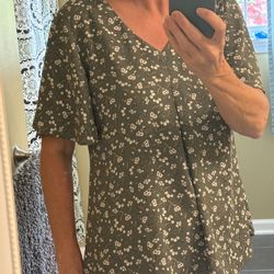 New - Women’s Size Large Summer Dressy Shirt