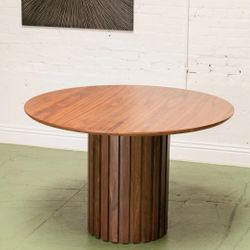 Sunbeam Vintage Dalia Round Table in Walnut
