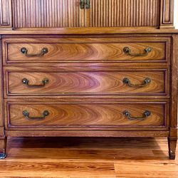 Nice Drexel 1966 dresser from the Tribune collection. A true MDM ( Mid Century Modern) period piece. It features 3 drawers and a top section with slid