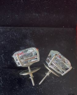 Amazing gift 7.65 carat authentic stud earrings with GIA certificate.