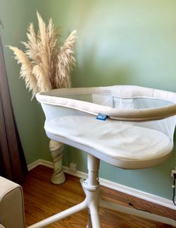HALO BassiNest Swivel Sleeper 3.0 with Stand (Almost NEW!)
