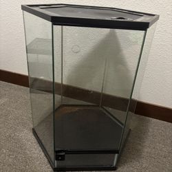Vertical reptile cage