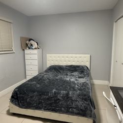 Cama + colchón Queen (cabecera blanca) 