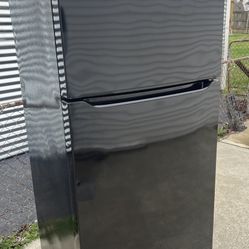 Frigidaire top freezer refrigerator