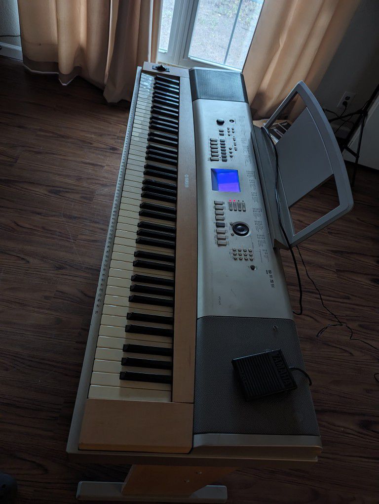 Yamaha YPG -625 Keyboard Piano