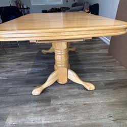 Solid Oak Wood Dining table W/ Ext Leaf
