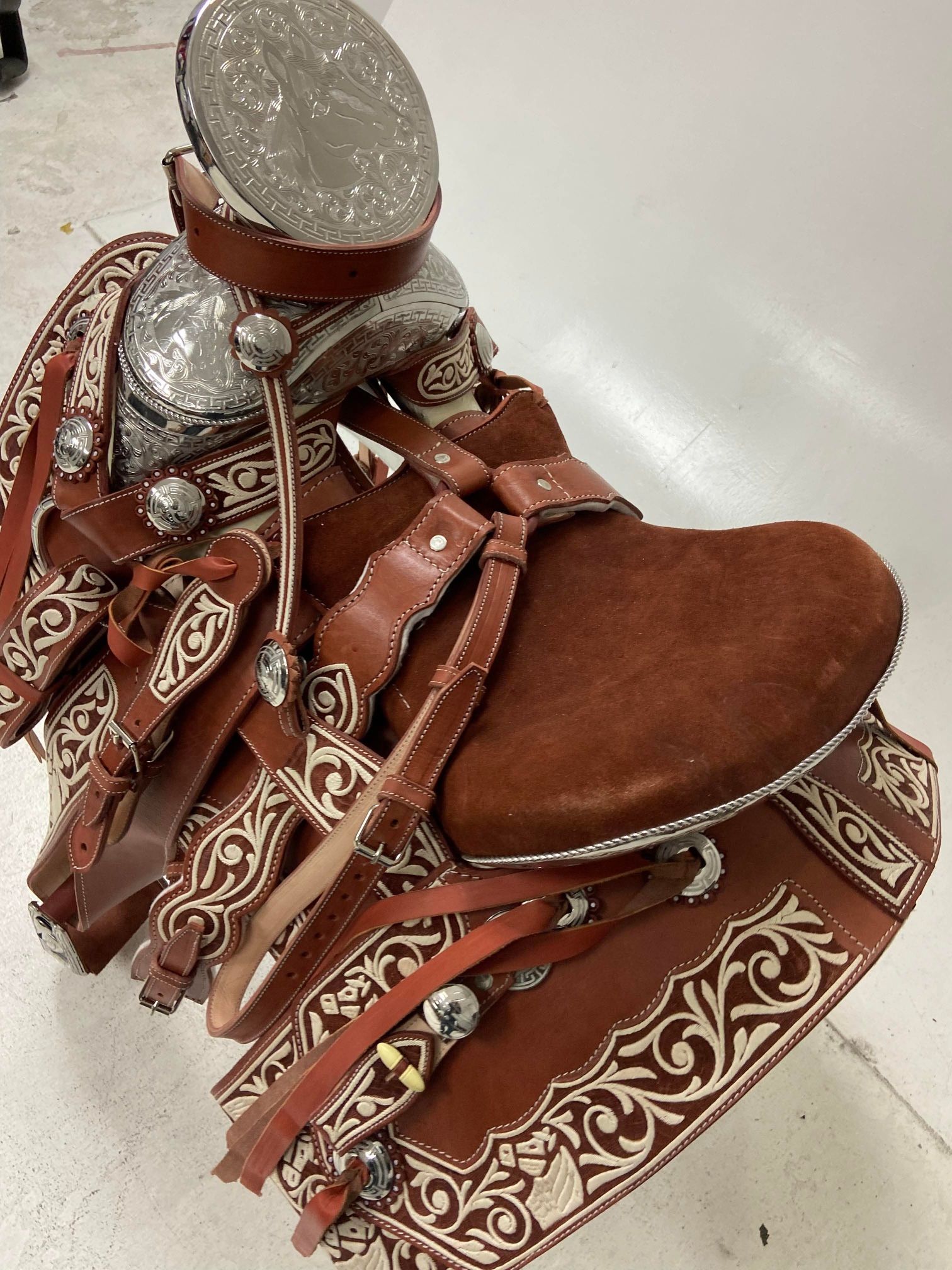 Nueva montura charra súper Pitiada original con Herrage y fuste plateado completo