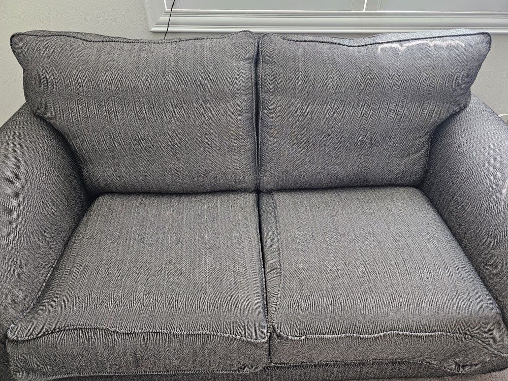Love Seat With Accent Pillows