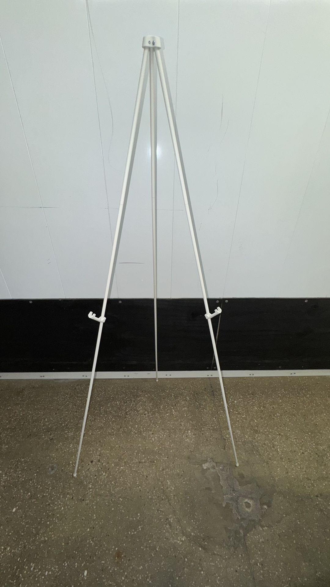 White Metal Easel – $15