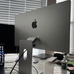 Apple Studio Display 27” Standard Title + Height Adjustable 