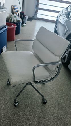 Herman Miller Eames Soft Pad Management Chair EA435 — White Leather