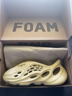 Yeezy Foam RNNR Sulfur Size 9