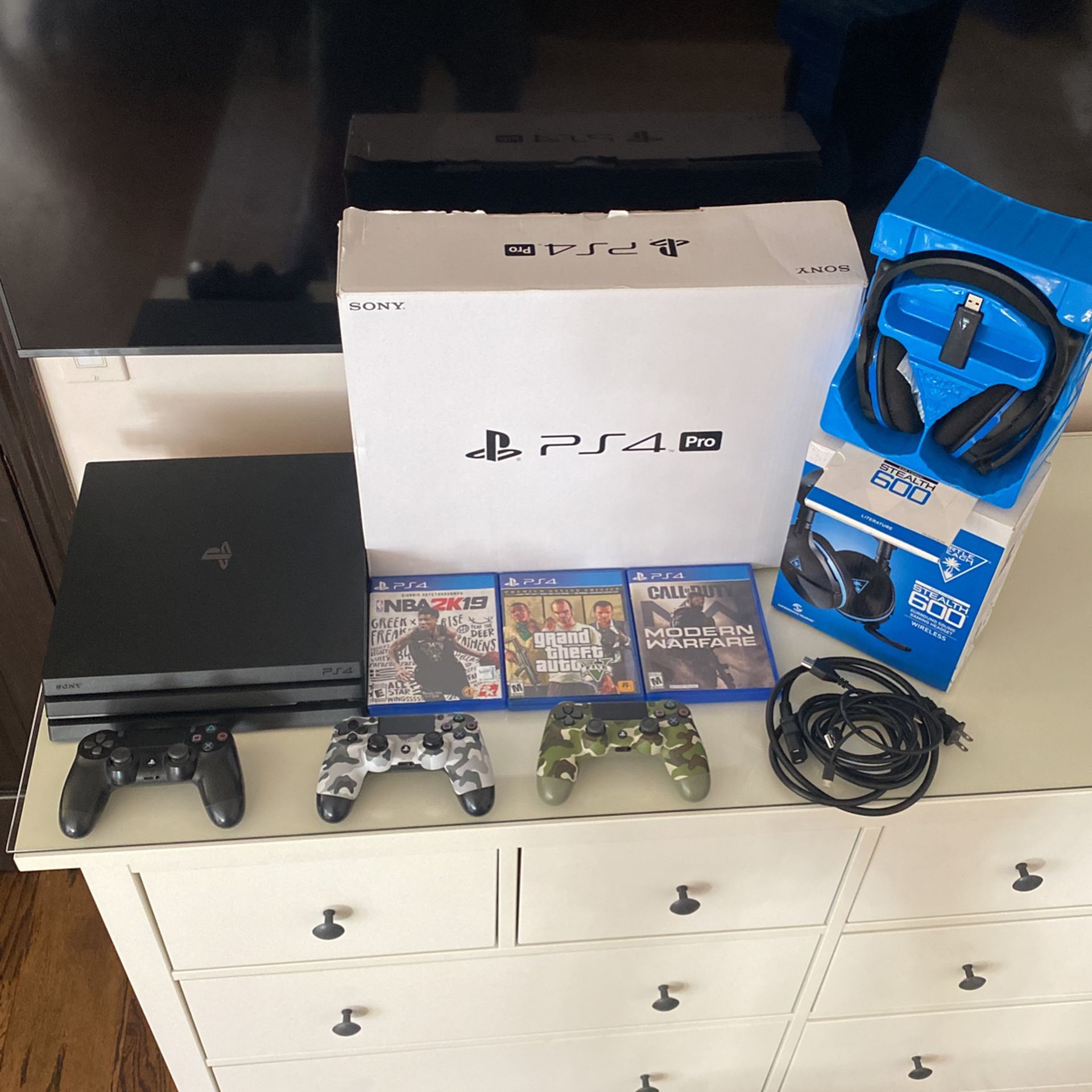 Ps4 Pro 1TB Includes 3 Controllers/Turtle Beach Wireless Headset/3 Games