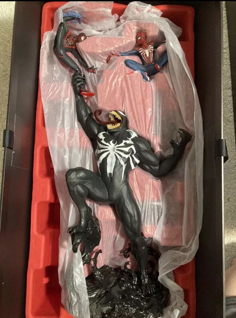 Marvel's Spider-Man 2 Collector's Edition statue venom Peter Parker Mile Morales