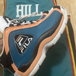 Grant Hill, classic Detroit Pistons jersey and sneakers