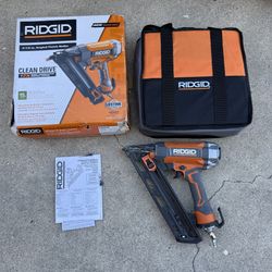 RIDGID Pneumatic 15-Gauge 2-1/2 in. Angled Finish Nailer with CLEAN DRIVE Technology, and Tool Bag